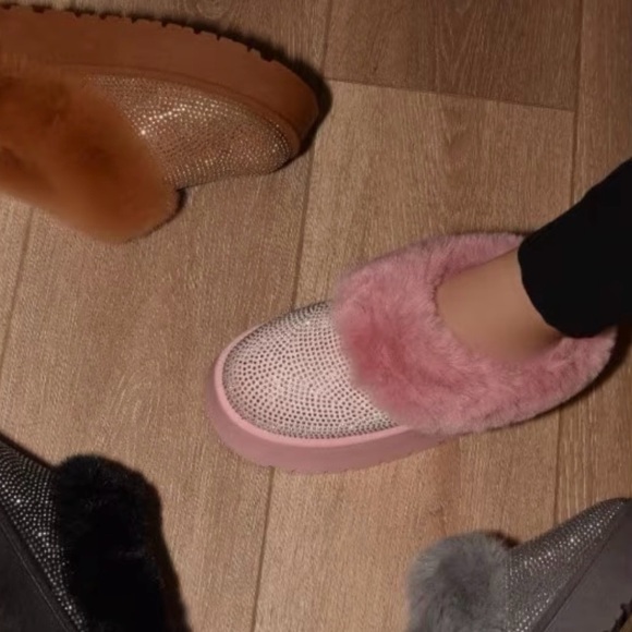 Wild Diva Lounge Pink Fur Lined Rhinestone Women's Slippers Shoes New in Box - Picture 3 of 6